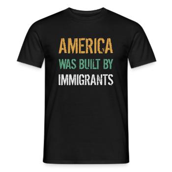 AMERICA WAS BUILT BY IMMIGRANTS Flüchtlingsrechte - Männer T-Shirt - Schwarz - Vorne - AI Model Male 178 light (178cm)