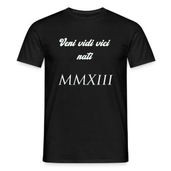 2013 - Männer T-Shirt - Schwarz - Vorne - AI Model Male 178 light (178cm)