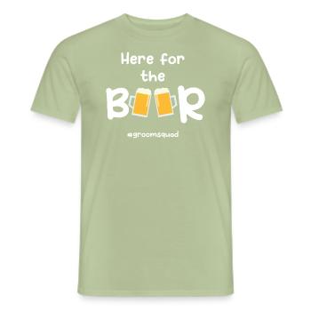 Conception d’enterrement de vie de garçon - Ici pour la bière - T-shirt homme - vert sauge - Devant - AI Model Male 178 light (178cm)