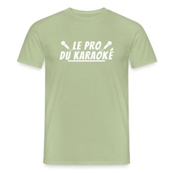 le pro du karaoke. cadeau karaoké - T-shirt homme - vert sauge - Devant - AI Model Male 178 light (178cm)