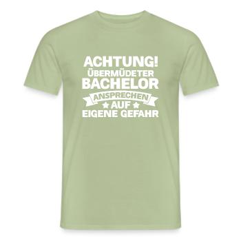 Student Akademiker Uni Abschlussfeier Bachelor - Männer T-Shirt - Sage - Vorne - AI Model Male 178 light (178cm)