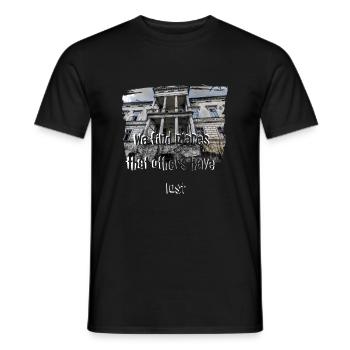 We find places that others have lost Motiv5 - Männer T-Shirt - Schwarz - Vorne - AI Model Male 178 light (178cm)