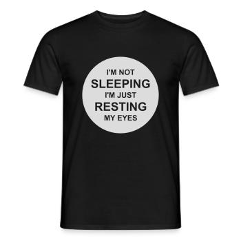 im not sleeping Zitat - Männer T-Shirt - Schwarz - Vorne - AI Model Male 178 light (178cm)