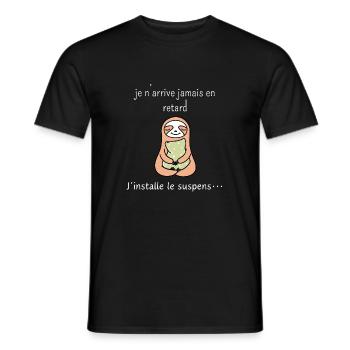 je n’arrive jamais en retard j’installe le suspens - T-shirt homme - noir - Devant - AI Model Male 178 light (178cm)