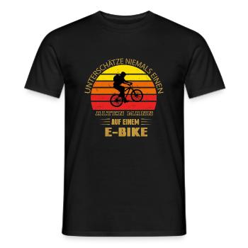 Unterschätze niemals einen alten Mann mit E Bike - Men's T-Shirt - black - Front - AI Model Male 178 light (178cm)