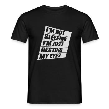 im not sleeping Zitat - Männer T-Shirt - Schwarz - Vorne - AI Model Male 178 light (178cm)
