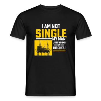 Je ne suis pas célibataire, mon homme travaille dans les attelages ! Champ pétrolifère - T-shirt homme - noir - Devant - AI Model Male 178 light (178cm)