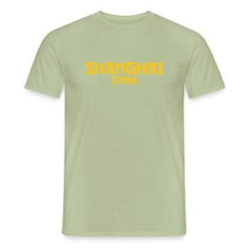 Shanghai China Text Amber - T-shirt homme - vert sauge - Devant - AI Model Male 178 light (178cm)