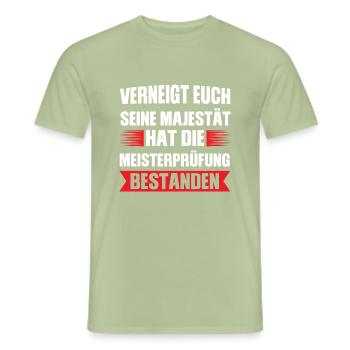 Meister Prüfung Handwerksmeister Geschenk - Männer T-Shirt - Sage - Vorne - AI Model Male 178 light (178cm)