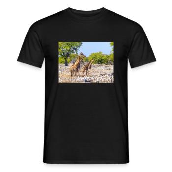Giraffe und Landschaft im Etosha Nationalpark - Männer T-Shirt - Schwarz - Vorne - AI Model Male 178 light (178cm)