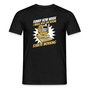 The Computer Suddenly Starts Working Admin - Männer T-Shirt - Schwarz - Vorne - AI Model Male 178 light (178cm)