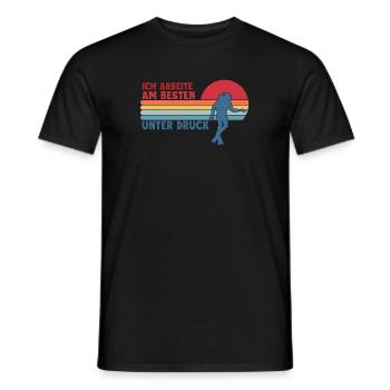 Ich Arbeite Am Besten Unter Druck Taucherflossen - Männer T-Shirt - Schwarz - Vorne - AI Model Male 178 light (178cm)