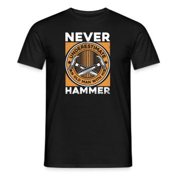 Ne sous-estimez jamais le vieil homme avec son marteau - T-shirt homme - noir - Devant - AI Model Male 178 light (178cm)