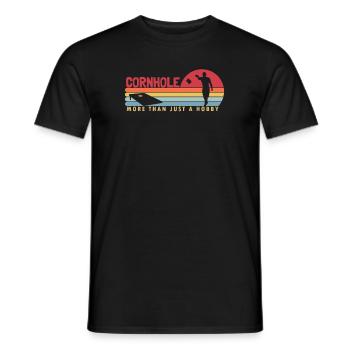 Cornhole plus qu’un passe-temps Sacs de haricots Plateaux de jeu - T-shirt homme - noir - Devant - AI Model Male 178 light (178cm)