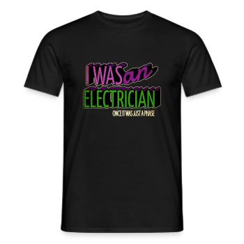 electrician bib humor present retired happy funny - Männer T-Shirt - Schwarz - Vorne - AI Model Male 178 light (178cm)