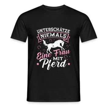 Unterschätze Niemals Eine Frau Pferd Reiterin - Männer T-Shirt - Schwarz - Vorne - AI Model Male 178 light (178cm)