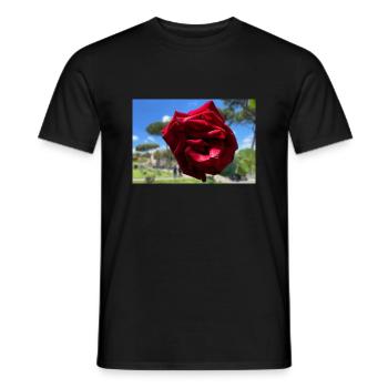 Rose rouge dans la roseraie par une journée ensoleillée - T-shirt homme - noir - Devant - AI Model Male 178 light (178cm)