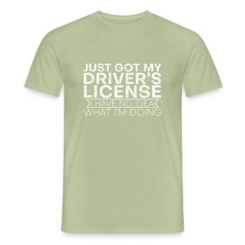 Just Got My Driver's License 3 - Männer T-Shirt - Sage - Vorne - AI Model Male 178 light (178cm)