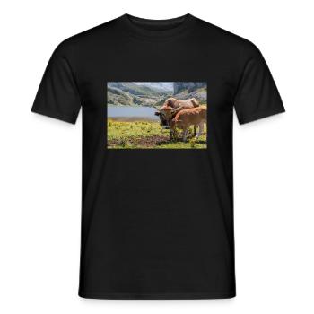 Vache avec veau dans les montagnes des Asturies - T-shirt homme - noir - Devant - AI Model Male 178 light (178cm)