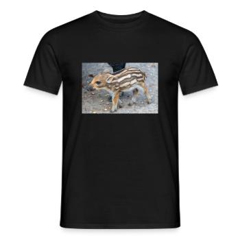 Frischling Wildschwein (Sus scrofa) im Wald - Männer T-Shirt - Schwarz - Vorne - AI Model Male 178 light (178cm)