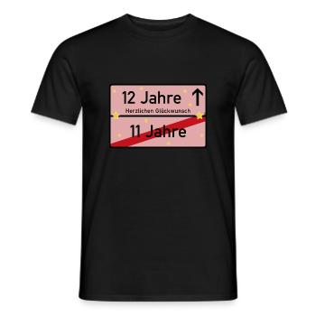 12 Jahre Ortsschild Herzlichen Glückwunsch Rosa - Männer T-Shirt - Schwarz - Vorne - AI Model Male 178 light (178cm)