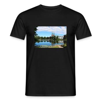 idyllischer See mit Kirche - Männer T-Shirt - Schwarz - Vorne - AI Model Male 178 light (178cm)