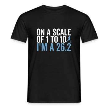 Auf einer Skala von 1 bis 10 bin ich ein 26.2 - Männer T-Shirt - Schwarz - Vorne - AI Model Male 178 light (178cm)