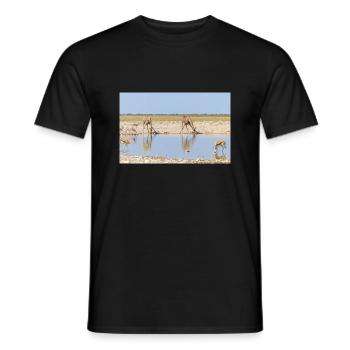 Giraffe und Landschaft im Etosha Nationalpark - Männer T-Shirt - Schwarz - Vorne - AI Model Male 178 light (178cm)