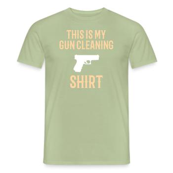 GUNS: Gun Cleaning - Männer T-Shirt - Sage - Vorne - AI Model Male 178 light (178cm)
