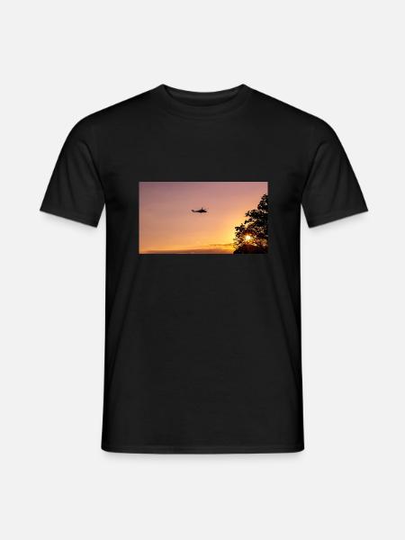 Militärhubschrauber am Himmel - Männer T-Shirt - Schwarz
