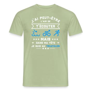 je suis au triathlon t-shirt humour - T-shirt homme - vert sauge - Devant - AI Model Male 178 light (178cm)