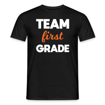Team 1. Klasse endlich in der 1. Klasse Schule - Männer T-Shirt - Schwarz - Vorne - AI Model Male 178 light (178cm)