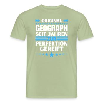 Geographer matured to perfection - Men's T-Shirt - sage - Front - AI Model Male 178 light (178cm)