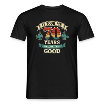 70 Jahre, um so schön zu sein – Jubiläumshumor - Männer T-Shirt - Schwarz - Vorne - AI Model Male 178 light (178cm)