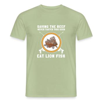 Lionfish Save The Reef Eat Lionfish Spearfishing - Männer T-Shirt - Sage - Vorne - AI Model Male 178 light (178cm)