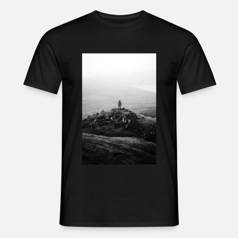 Mann vor Nebel - Männer T-Shirt - Schwarz