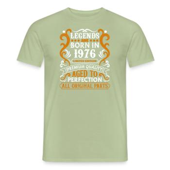Les légendes sont nées en 1976 cadeau d’anniversaire-1976 - T-shirt homme - vert sauge - Devant - AI Model Male 178 light (178cm)