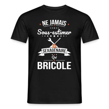 Sous-estimer un sexagénaire qui bricole - T-shirt homme - noir - Devant - AI Model Male 178 light (178cm)