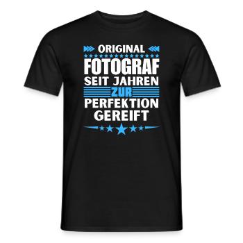 Photographer matured to perfection - Men's T-Shirt - black - Front - AI Model Male 178 light (178cm)