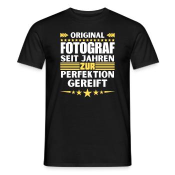 Photographer matured to perfection - Men's T-Shirt - black - Front - AI Model Male 178 light (178cm)