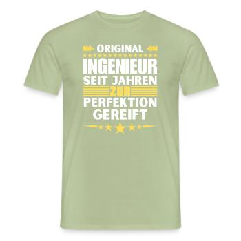 Zur Perfektion gereifter Ingenieur - Männer T-Shirt - Sage - Vorne - AI Model Male 178 light (178cm)