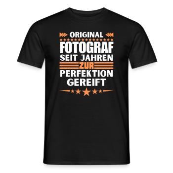 Photographer matured to perfection - Men's T-Shirt - black - Front - AI Model Male 178 light (178cm)