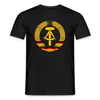 DDR Wappen - Männer T-Shirt - Schwarz - Vorne - AI Model Male 178 light (178cm)