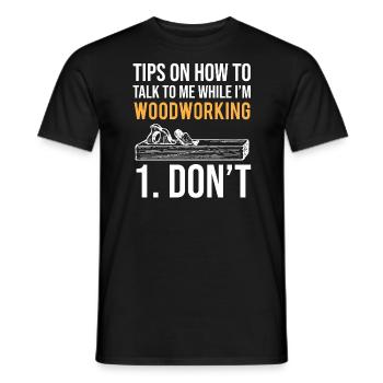 Woodworking Tips T-shirt drôle de charpentier - T-shirt homme - noir - Devant - AI Model Male 178 light (178cm)