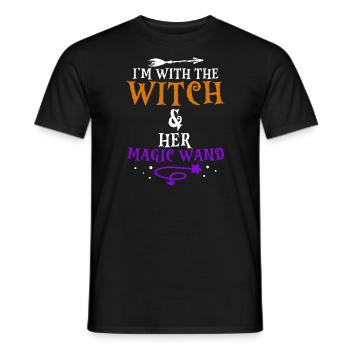 Halloween I'm With The Witch And Her Magic Wand - Männer T-Shirt - Schwarz - Vorne - AI Model Male 178 light (178cm)