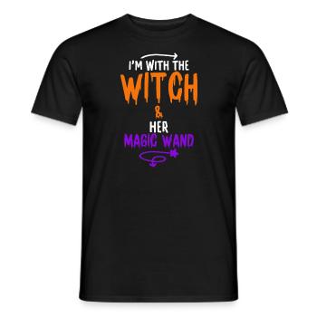 Halloween I'm With The Witch And Her Magic Wand - Männer T-Shirt - Schwarz - Vorne - AI Model Male 178 light (178cm)