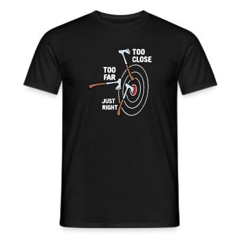 Zu nah zu weit genau richtig Axtwerfen - Männer T-Shirt - Schwarz - Vorne - AI Model Male 178 light (178cm)