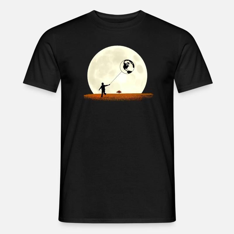 Boy on meadow pulls earth in front of moon - Men’s T-shirt - black