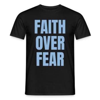 Glaube über Angst - Christian Qoutes - Männer T-Shirt - Schwarz - Vorne - AI Model Male 178 light (178cm)