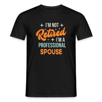 Ich bin nicht im Ruhestand Ich bin s professioneller Ehepartner lustig - Männer T-Shirt - Schwarz - Vorne - AI Model Male 178 light (178cm)